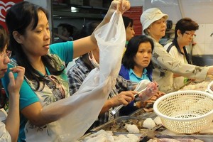 若干超市已使用易分解塑膠袋。