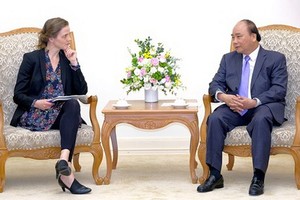 政府總理阮春福(右)接見丹麥衛生部長艾倫‧特雷‧諾比。（圖源：光孝）