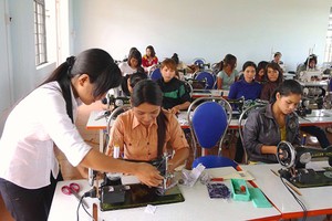 本市創造條件讓貧困青年學習手藝以就業。