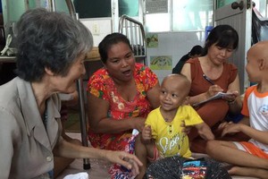 今年3月初，一位熱心人士贊助了100多套童裝， 貞姨(左一)特地到醫院去把新衣服轉送給病童。