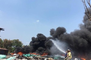 火勢猛烈、濃煙滾滾的廢料堆火警現場。（圖源：H.Tâm）