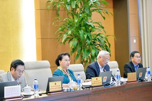 國會主席阮氏金銀(左二)對《都市發展管理法》草案提意見。（圖源：Quochoi.vn）