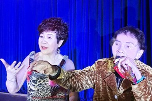 黎秀嫻（左）將與紅豔卿同台演出。