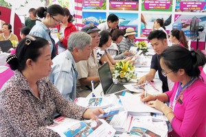 參觀者在瞭解新旅程。