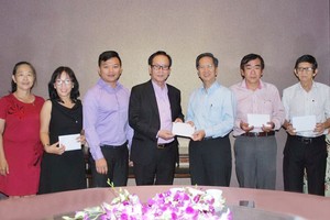 張豐裕先生(左四)代表萬盛發集團向各 華文中心負責人送醫保代金。