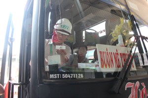 東區車站給固定路線客車裝上在電子不停車收費站通行的自動扣費卡。