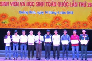 9名出色大學生榮獲教育與培訓部頒發獎狀。（圖源：越通社）