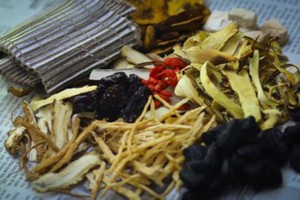 安省市場管理分局銷毀近７噸來歷不詳藥材。（示意圖源：互聯網）