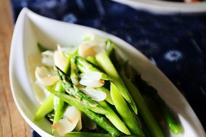 百合蘆筍烹製。（示意圖源：互聯網）