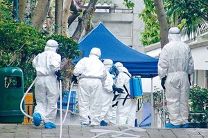 逾十名身穿白色保護衣物的工作人員到雀鳥花園圍封，消毒洗地。（圖源：互聯網）