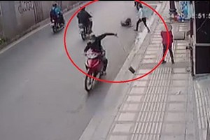 歹徒搶走1名婦女的手袋。（圖源：監控視頻截圖）