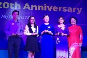 本市孫德勝大學外語學系向20年來作出許多奉獻的教師頒贈“為教育貢獻獎”。