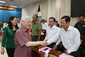 阮富仲總書記與各代表交談。（圖源：智勇）