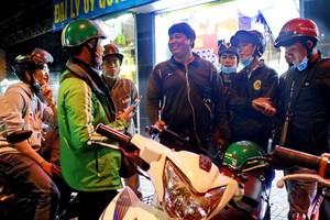 俱樂部成員在出發去巡查前先交換意見。