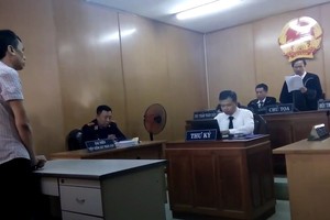 涉間諜案出庭受審的被告人阮黃揚（左一）。（圖源：視頻截圖）