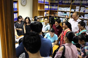 CARINA公寓居民在領取投資商發放的輔助金。（圖源：玉陽）