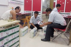 金甌省人委會1612號聯部門檢查隊突擊查處Plaza Consulting公司分公司違規研製生產生物製品。（圖源：玉正）