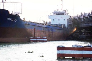 “Royal 09”海防貨輪尾部撞擊並卡在同奈橋身下的現場。（圖源：玉安）