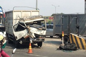 事故現場卡車頭部凹凸變形。（圖源：P.V）