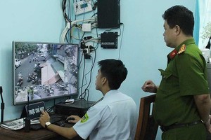 公安部門通過攝像系統檢查人行道秩序。