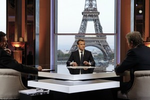 法國總統馬克龍接受兩位著名記者的採訪。（圖源：AFP）