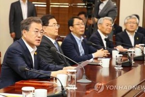 4月16日下午，在青瓦台，韓國總統文在寅（左一）在首席秘書和助理會議上發言。（圖源：韓聯社）