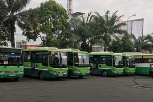 市公共交通管理中心最近表示，為了滿足乘客於“四‧三〇”和“五‧一”兩大節日往來的需求，本市將增加18條巴士路線。（示意圖源：阮艷）