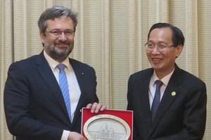 市人委會常務副主席黎清廉(右)向捷克共和國工商部副部長弗拉基米爾‧巴特爾贈送紀念品。（圖源：福盛）