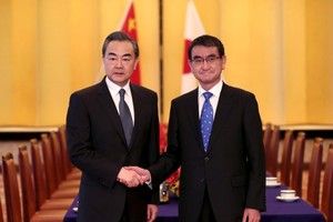 中國外交部長王毅（左）與日本外相河野太郎（右）會面。（圖源：AP）