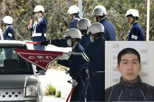 日本“模範犯人”逃獄，逾 6000 警察追蹤無果。右下小圖為日本“模範犯人”。（圖源：互聯網）