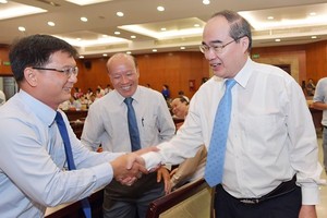市委書記阮善仁與代表交談。（圖源：越勇）