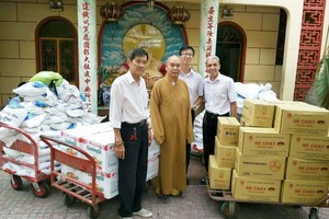 釋慧功法師接受台灣佛教慈濟慈善基金會贊助的物資。