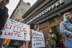 連日來，事件引發美國民眾的抗議，很多人呼籲抵制星巴克。（圖源：AP）