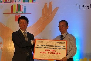 “一萬本書 百萬愛心”贈送書籍儀式。