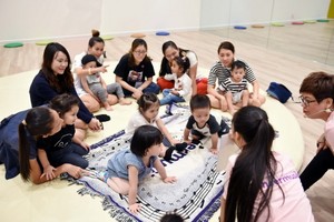 孩子在父母的陪伴下上音樂課。