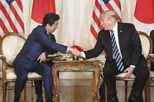 日本首相安倍晉三與美國總統特朗普舉行會談。（圖源：共同社）