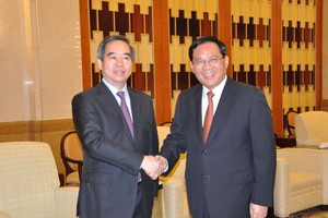 中央經濟部長阮文平與中國共產黨中央政治局委員、上海市委書記李強同志會晤。（圖源：越通社）