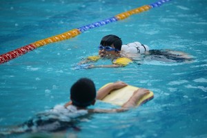 游泳有助孩子長高。