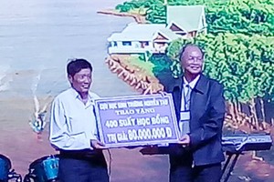 校友會現場樂捐助學金。