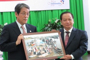 芹苴市委書記陳國忠(右)向日本大使梅田邦夫贈送紀念品。（圖源：忍南）