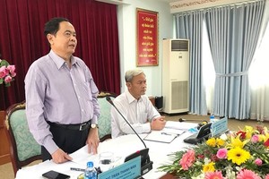 越南祖國陣線中央委員會主席陳清敏在會議上發表講話。（圖源：國定）