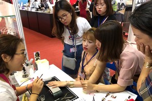 參展企業向消費者推介產品。