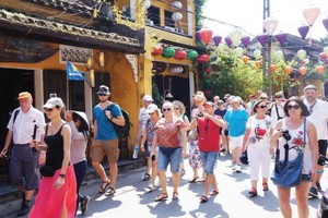 市旅遊協會最近向文體與旅遊部、旅遊總局、市人委會和旅遊廳呈文，建議政府繼續對英國、德國、法國、意大利及西班牙等西歐5國遊客實行免簽證。圖為某一西歐旅遊團遊覽觀光會安古埠。（示意圖源：互聯網）