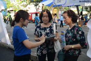 顧客在旅遊節上瞭解旅程資訊。