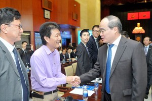 市委書記阮善仁(右一)同外國直接投資企業代表親切握手，熱情問候。（圖源：高昇）
