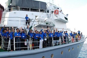 “年輕人為故鄉海洋與海島”行程團起航時向送行親友揮手告別。（圖源：春恩）