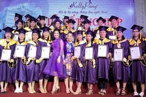 華人女企業家龐美玲同美甲班畢業生合影留念。