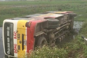 巴士司機因避讓該拖拉機，而衝入路邊農田側翻。（圖源：進英）