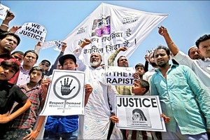 令人髮指的強暴案頻傳，印度婦女與有女眷的家庭人人自危。忍無可忍的查謨與喀什米爾邦卡圖阿（Kathua）民眾，22日手持有「吊死強姦犯」、「我們要正義」等字樣的標語，抗議此前在該國北方邦與古吉拉特邦發生的兩起性侵殺人案。 （圖源：路透社）