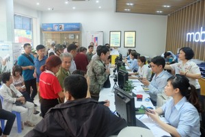 市民蜂擁前往各個移動交易所進行補充個人相片及相關資訊。